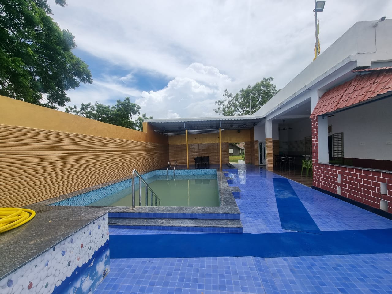 OUTDOOR POOL & RAIN DANCE