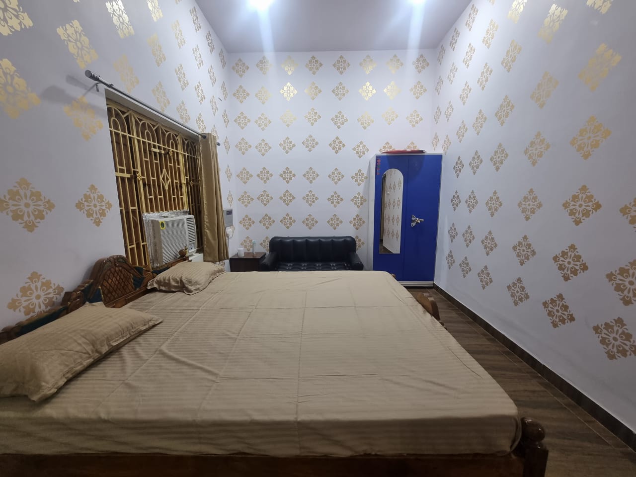 MOUNTAIN VIEW ROOM